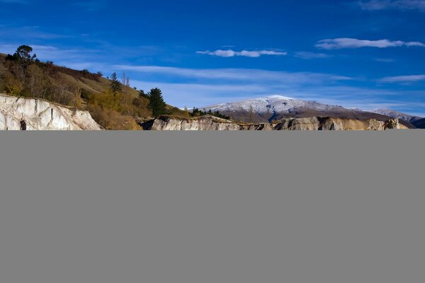 Foresta vicino al lago e alle rocce in autunno