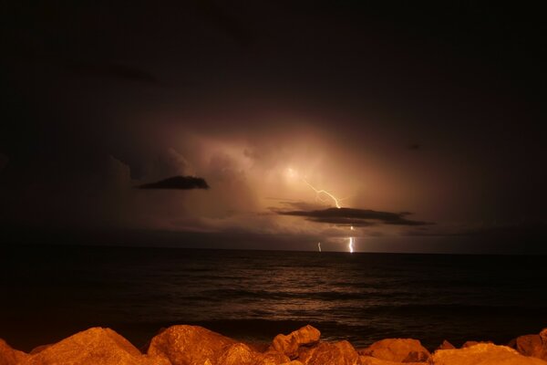 Foudre dans le ciel la nuit sur la mer