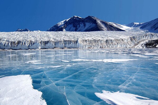 Bezstopniowe jezioro Frixell z lodem