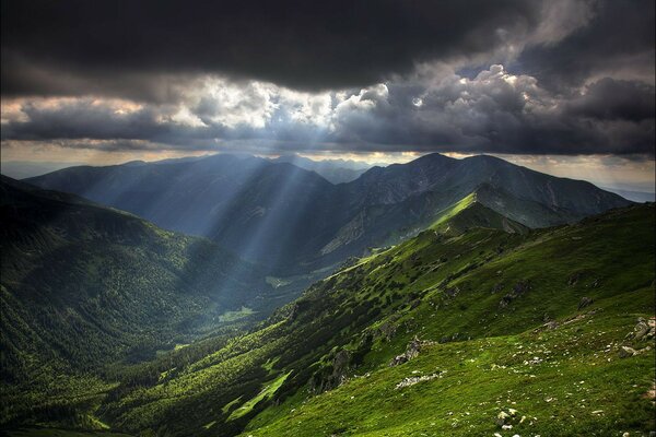Rayons de lumière et montagnes vertes