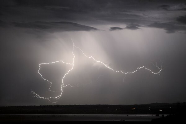 Coup de foudre dans la nuit, pluie battante