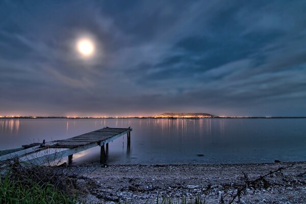 Mond in den Wolken über einem Pier in Frankreich