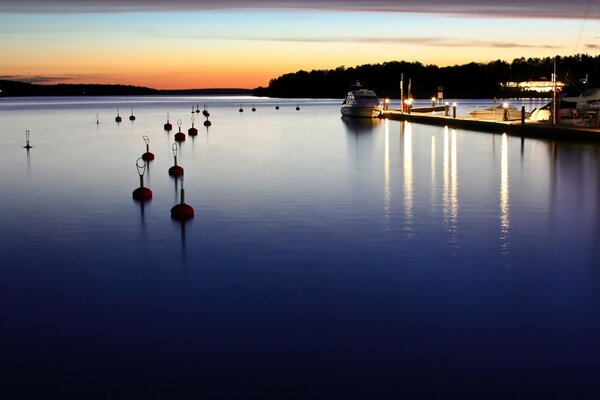 Marina vue en fin de soirée de la mer