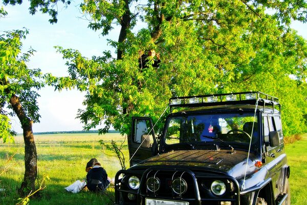 Jeep en verano en un picnic en la naturaleza