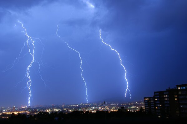 Scarica di fulmini nel cielo notturno