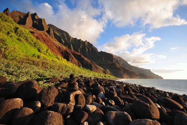 Fotografía de la montaña y el mar