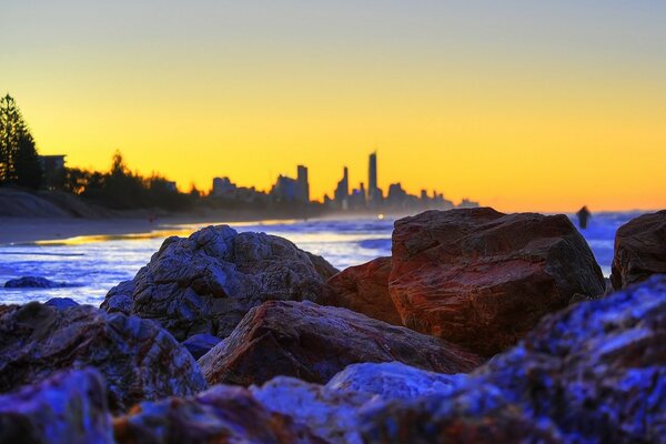 Steine in der Nähe des Wassers in Sydney bei Sonnenuntergang