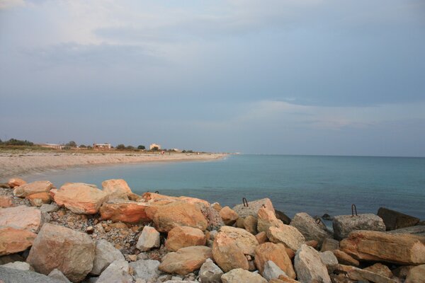 Mar con playa rocosa