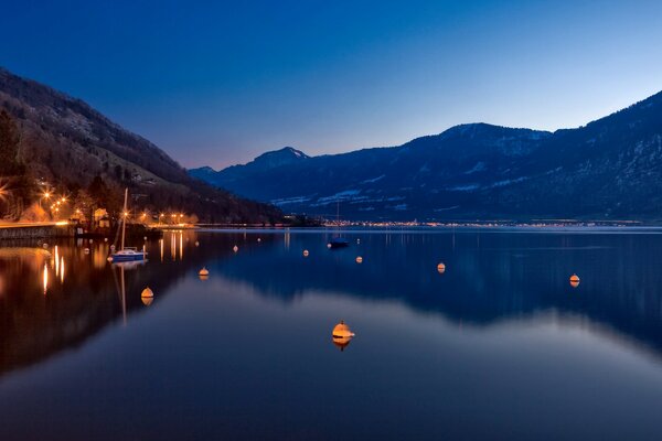 Lago suizo nocturno entre montañas