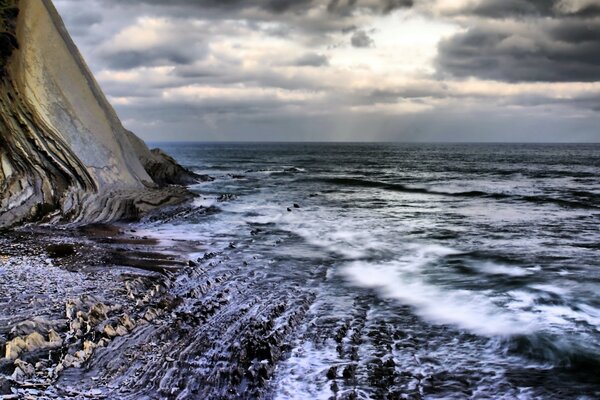 Riva del mare in tempo nuvoloso