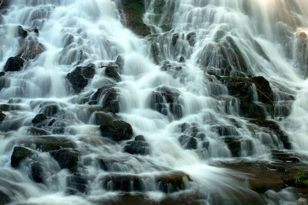 Der Fluss der Wasserfälle durch die Steine