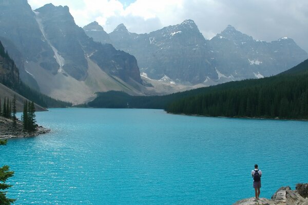 Eau bleue dans les montagnes