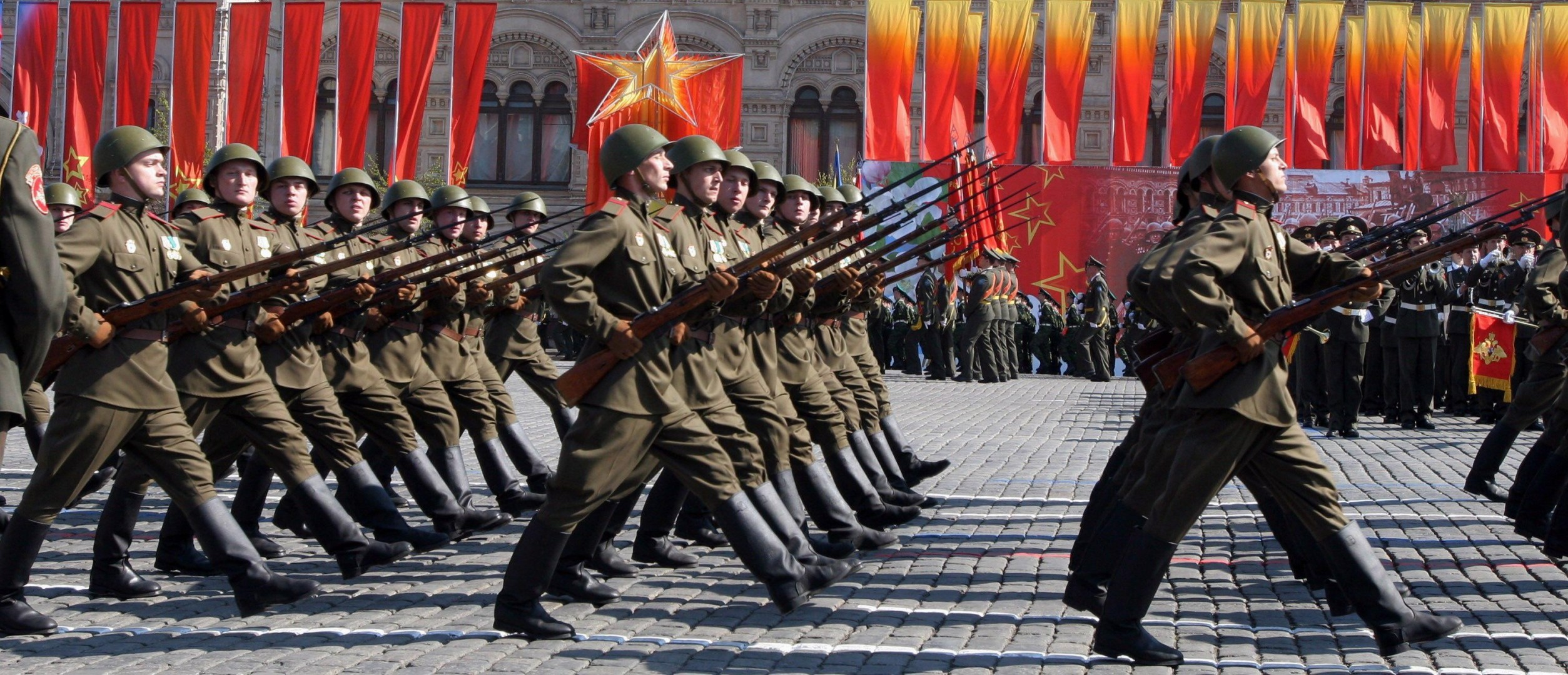 soldados desfile armas banderas uniformes 9 de mayo