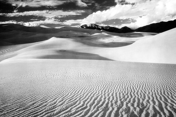 Dunas de arena blanco y negro