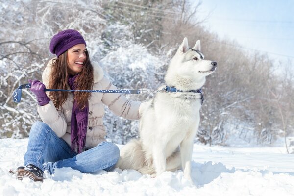 Ragazza con cane husky in inverno