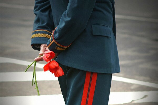 Ein Veteran mit Blumen am Tag des Sieges