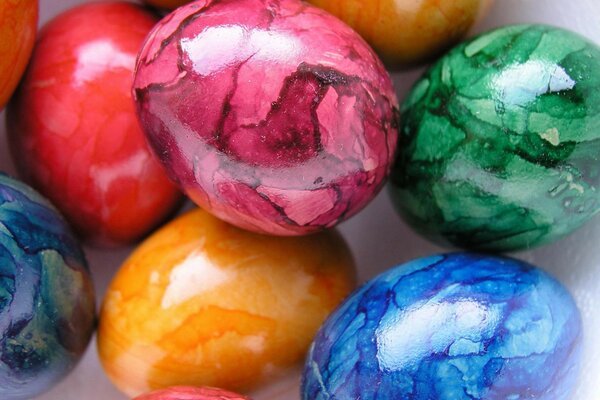 Oeufs de marbre multicolores pour Pâques