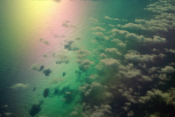 Regenbogen auf dem Hintergrund des Meeres und der Wolken