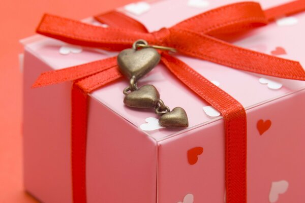 Подарок на День святого Валентина с сердечками