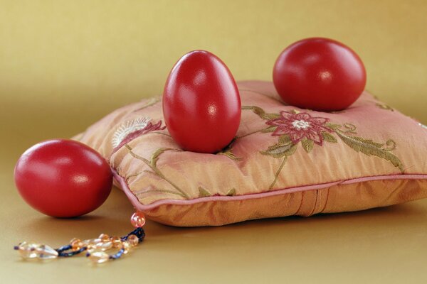 Huevos rojos de Pascua en la almohada