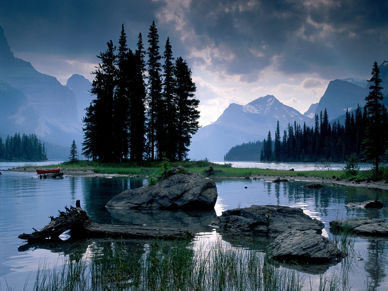 montagnes pierres lac