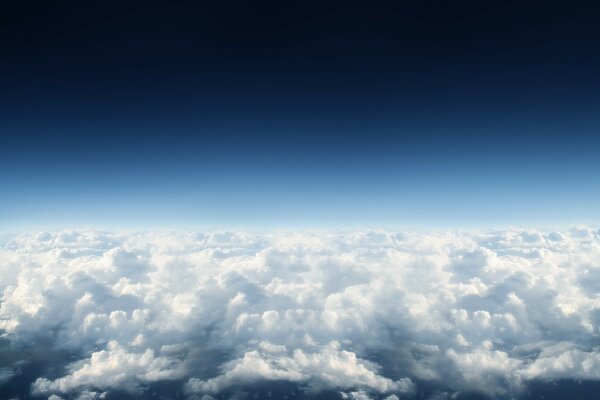 Cielos azules, aireados como nubes de algodón