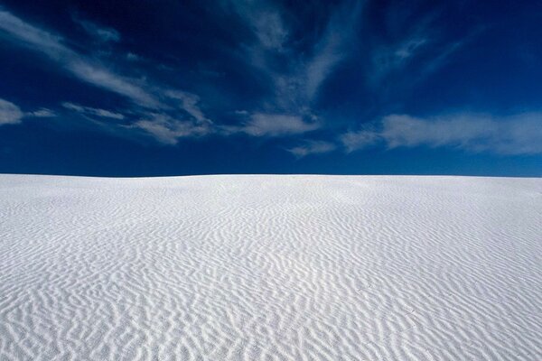 Deserto bianco contro il cielo blu