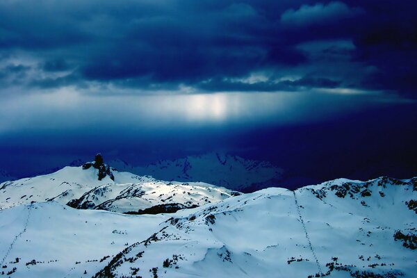 Winterhügel und blauer Himmel am Abend