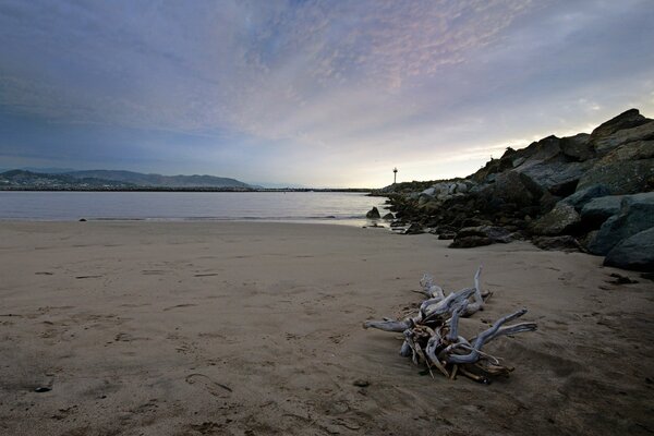 Puesta de sol en la playa rocosa del desierto