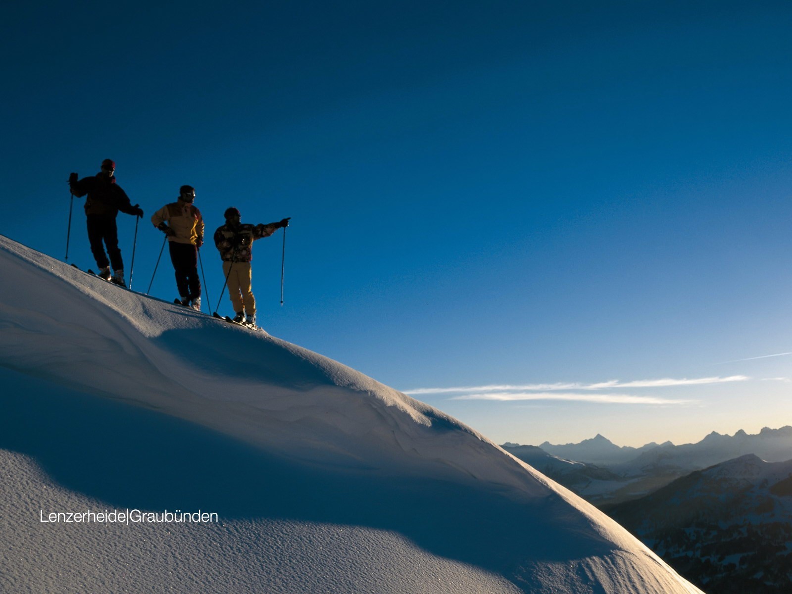 esquiadores montañas nieve