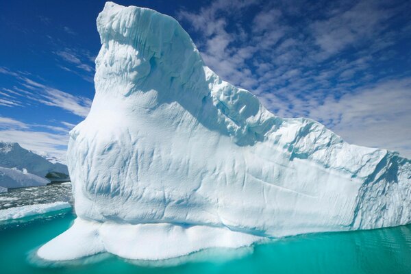 Schneereiser Eisberg im Wasser