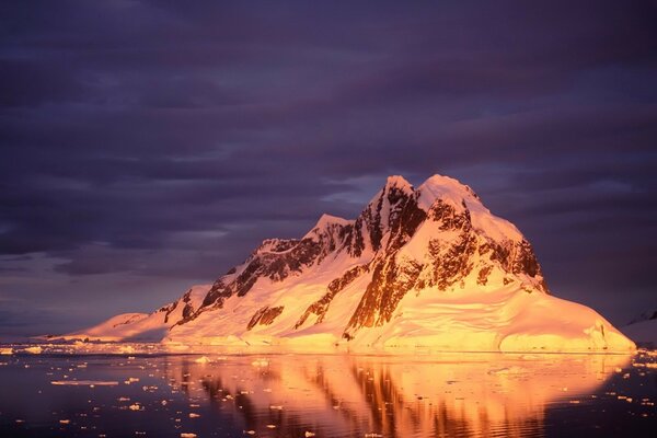 Fondo de pantalla de Snow Mountain