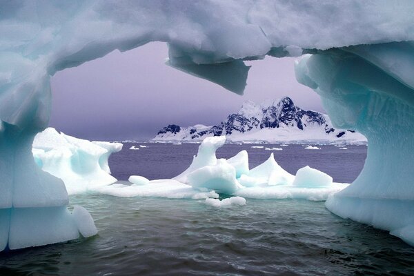 Montagnes dans la glace au-dessus de la mer