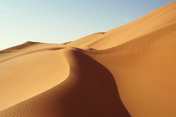 Barkhanes en el desierto caliente