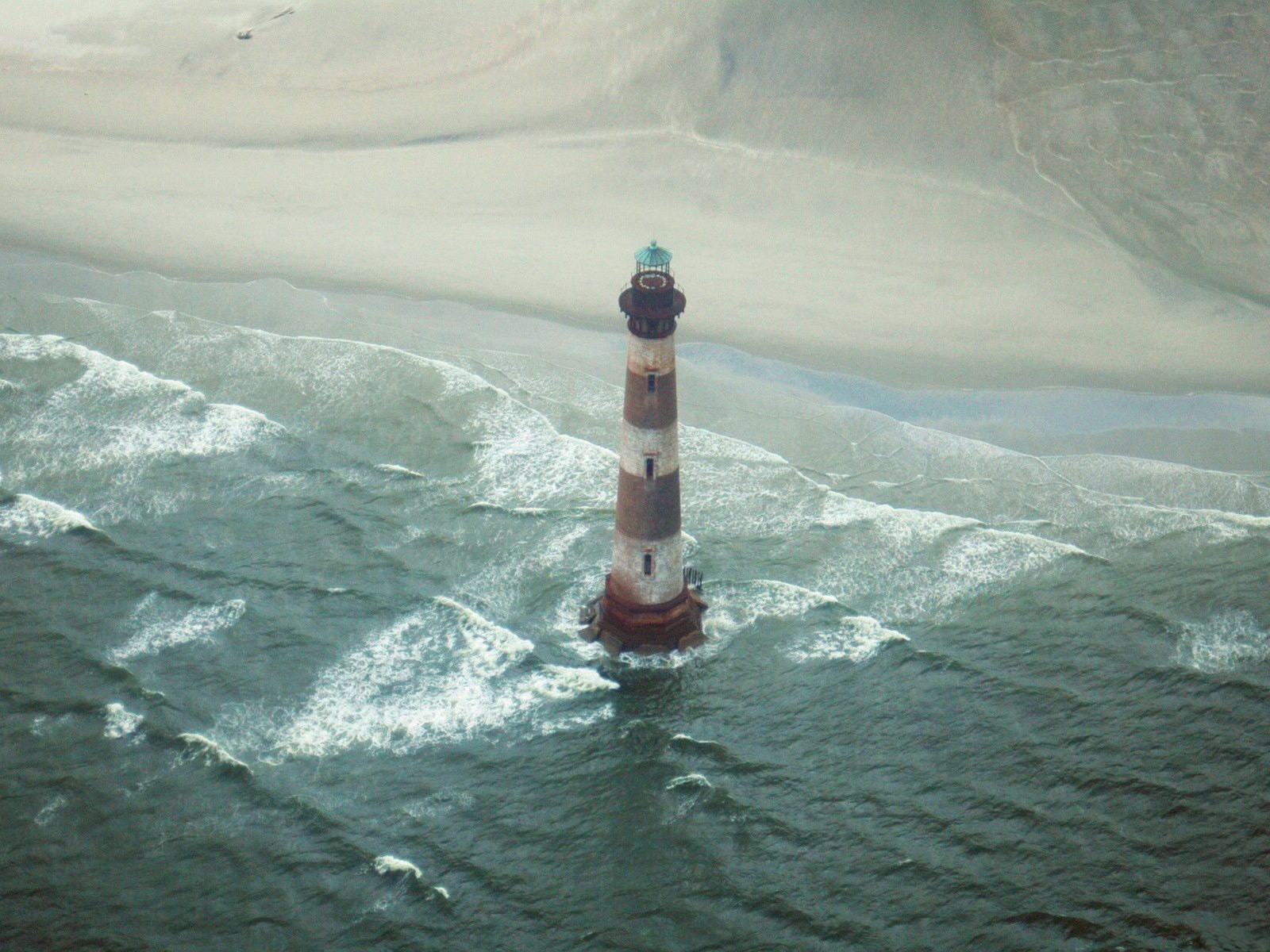 lighthouse waves sea