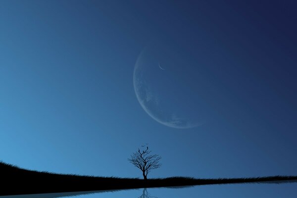 Lago azul contra el cielo azul y la Luna