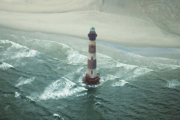 Заброшенный маяк на берегу моря