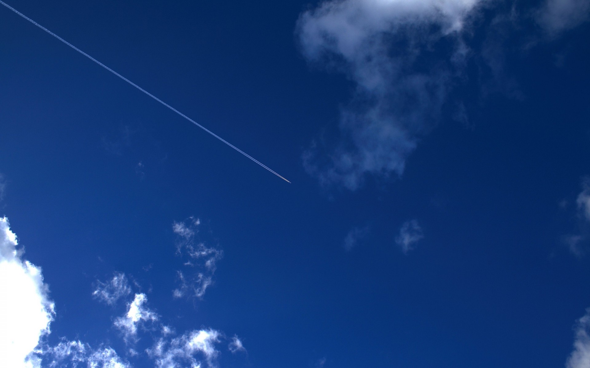 flugzeug spur wolken himmel