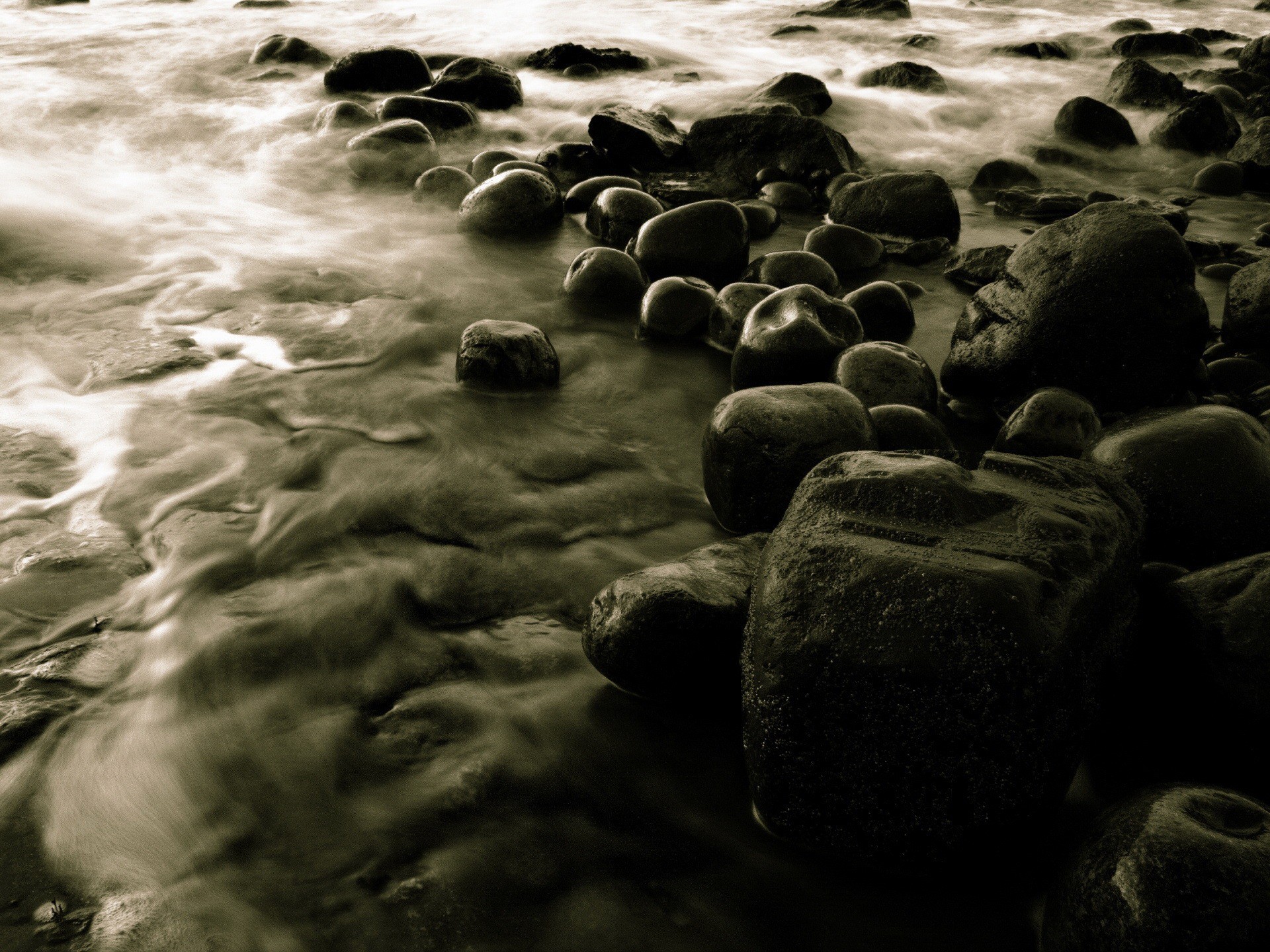 pietre acqua grigio