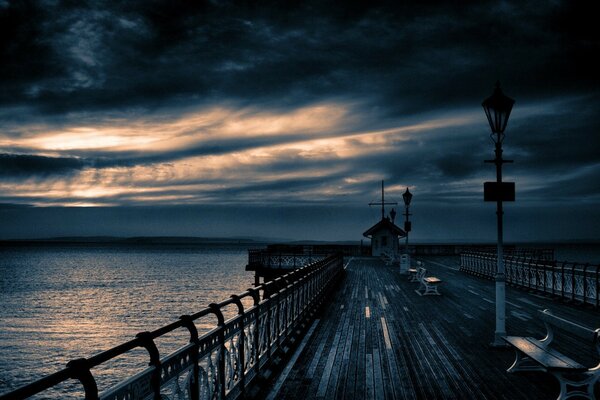 Muelle nocturno cielo oscuro y sombrío