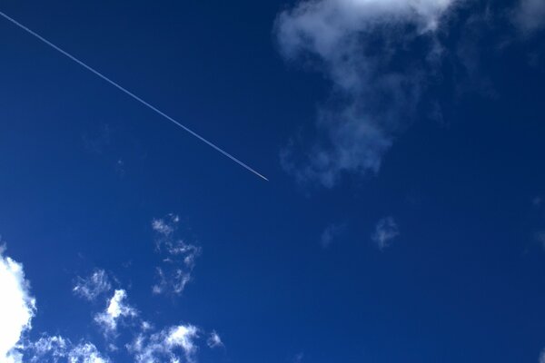 Aereo che vola nel cielo blu