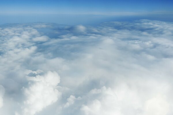 Flauschige Wolken Blick aus dem Flugzeug