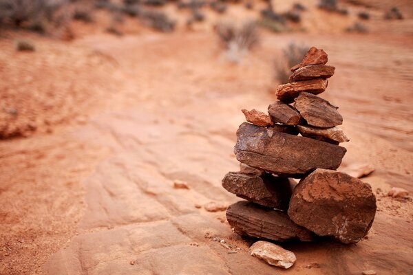 Pirámide de piedras, hermoso fondo de pantalla