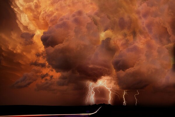 Purpurroter Himmel mit Wolken und Blitz