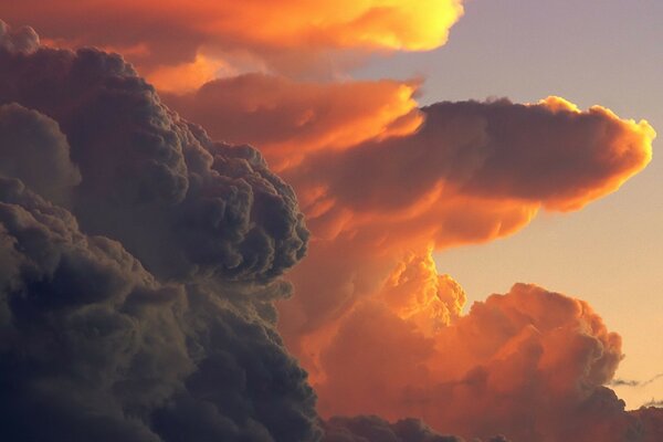 Helle, heruntergekommene Cumulus-Wolken