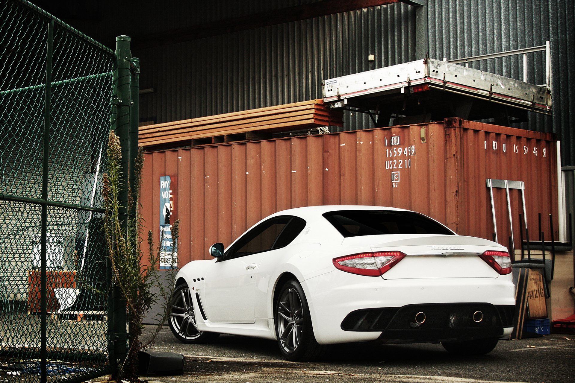 maserati granturismo mc stradale biały tył ogrodzenie