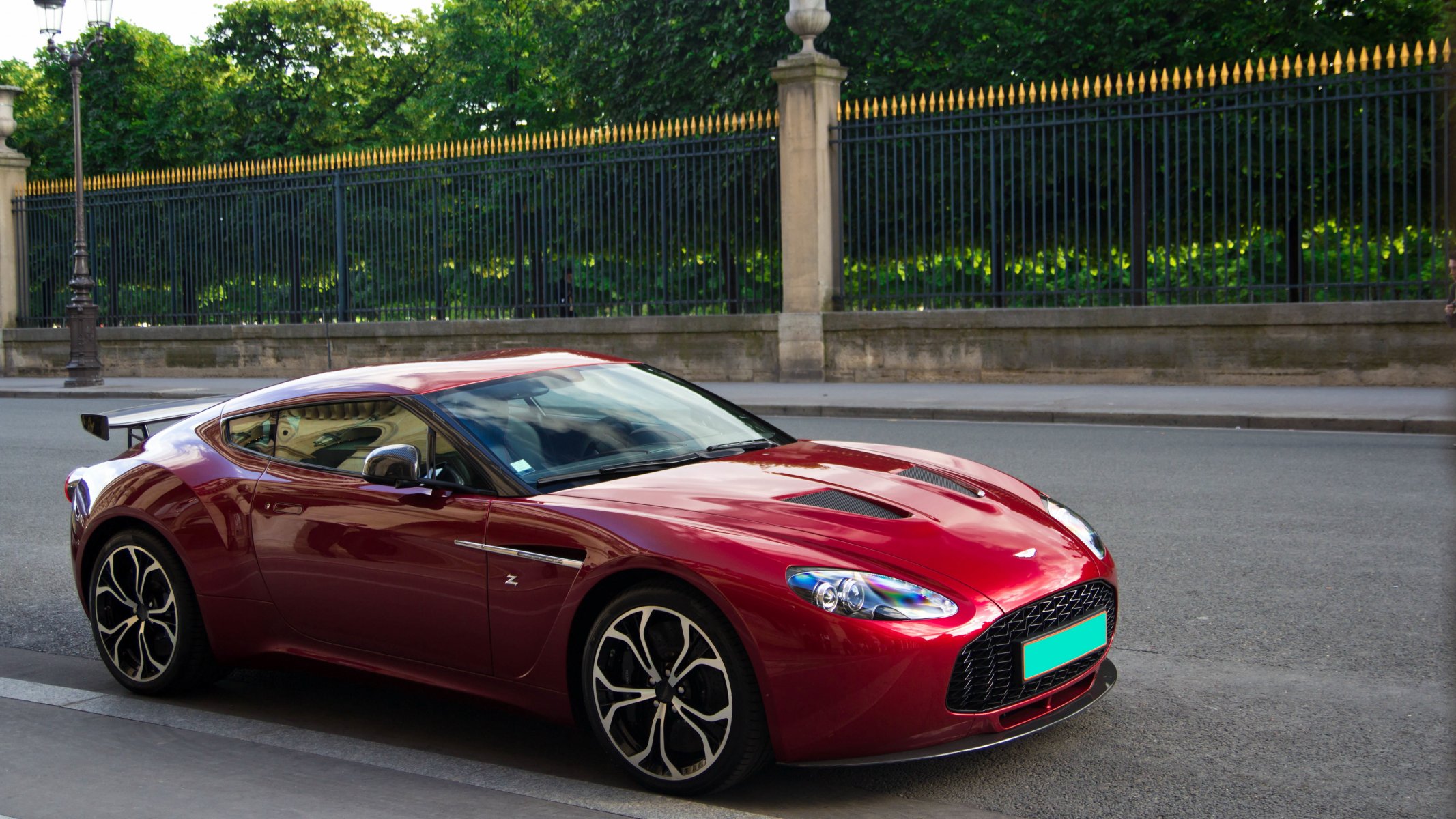 aston martin v12 zagato czerwone supersamochód francja paryż