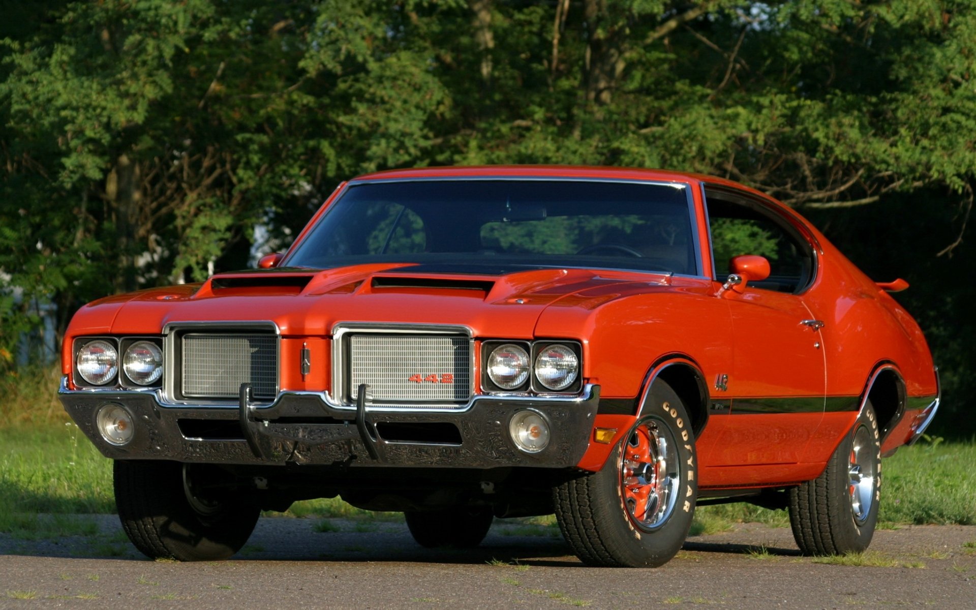 oldsmobile machete w-30 hardtop coupé 1972 oldtimer kutlass orange front muskelauto muskelauto bäume hintergrund