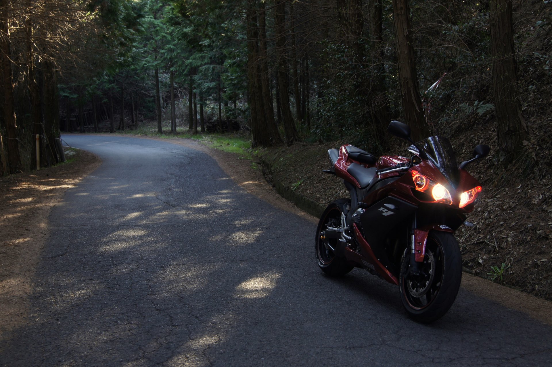 yamaha yzf-r1 rouge vélo yamaha moto rouge route forêt