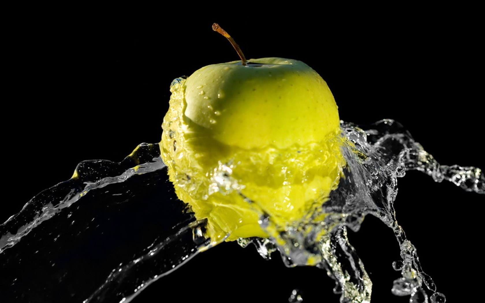 apfel wasser spritzer schwarzer hintergrund